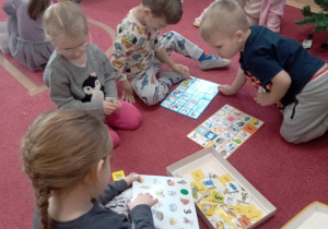 Dzieci w grupkach grają w gry.