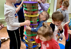 Dzieci budują z pudełek stację kosmiczną.