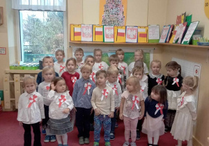 Dzieci śpiewają Hymn Polski.