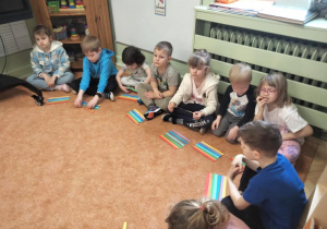 Zajęcia grupowe o tęczy.