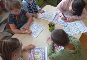 Dzieci kolorują według podanego kodu.