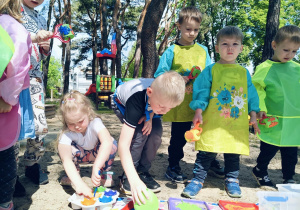 Dzieci malują farbami wykorzystując różne narzędzia m.in. wałki, gąbki i balony.