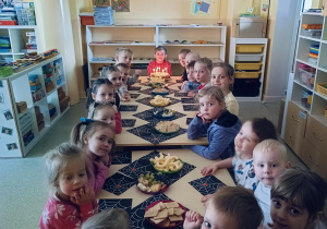 Dzieci wspólnie świętują 7 urodziny kolegi.