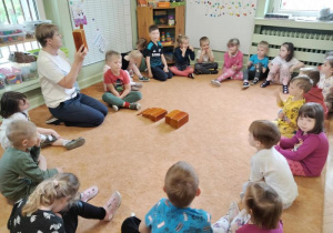 Zabawa na dywanie z wykorzystaniem brązowych schodów.