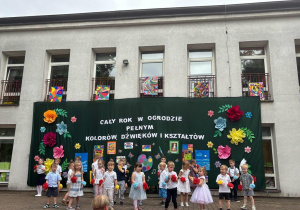 Dzieci tańczą na pikniku przedszkolnym.