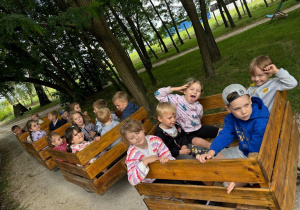 Dzieci jadą w wagonikach.