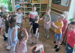 Dzieci tańczą do piosenki ,,Adam''.
