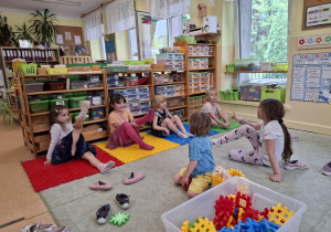Dziewczynki tańczą układ koleżanki.