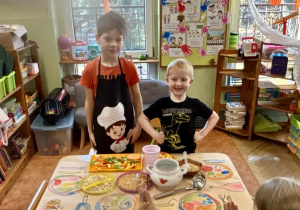 Chłopcy pozują do zdjęcia jako mistrzowie kuchni.