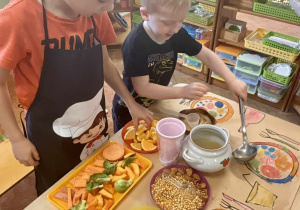 Chłopcy pokazują jak robić zupę dyniową.