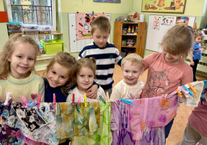 Dzieci rozwieszają pranie.