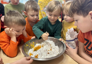 Dzieci robią w misce masę dyniową.