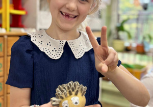 Dziewczynka pozuje ze zrobionym jeżem.