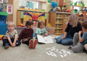 Chłopiec opowiada o ulubionym kwiatku - słoneczniku.