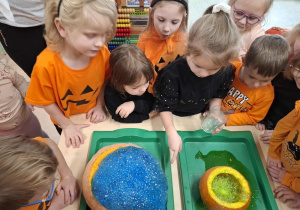 Dziecięce eksperymenty z dynią.