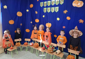 Dzieci bawią się podczas święta dyni.