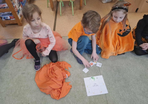 Dzieci poznają etapy wzrostu dyni.