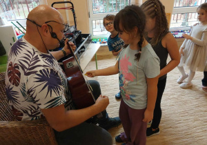 Dzieci poznają instrumenty i uczą się piosenki o grzybkach.