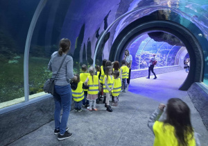 Dzieci zwiedzają Orientarium.