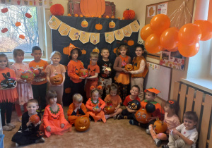 Dzieci obchodzą Dzień Dyni.