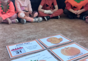 Dzieci poznają budowę dyni.