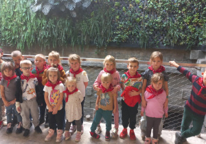 Dzieci pozują do zdjęcia w Orientarium-ZOO.