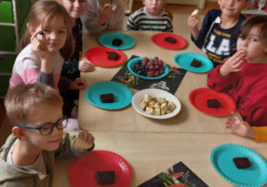 Dzieci świętują urodziny kolegi