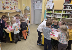 System Edukacja przez Ruch - dzieci tworzą wspólnie plakat z sercami w ramach kampanii Dzieciństwo bez przemocy.