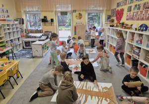 Drzewo jesienne zgodnie z systemem EPR - praca w grupach na dywanie.