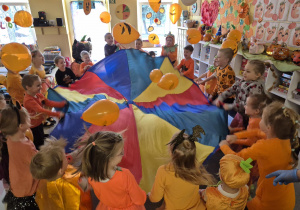 Dzień Dyni - zabawy z wykorzystaniem chusty animacyjnej i balonów.