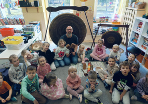 Zajęcia z muzykoterapii z Tatą. Dziękujemy za podróż w świat dźwięków.