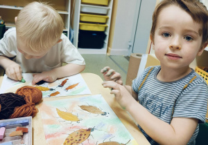 Praca plastyczna z listków - owady.