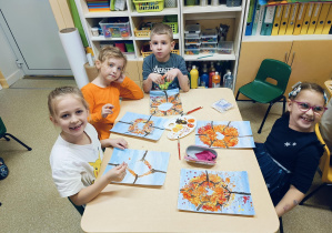 Praca plastyczna - jesienne drzewa.