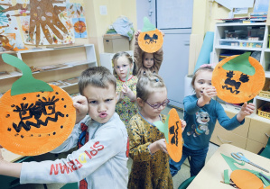Dzieci tworzą dekorację na Dzień Dyni.