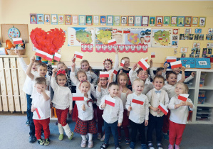 My ubrani w barwy narodowe śpiewamy Hymn Polski.