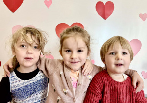 Dzieci pozują do zdjęcia.