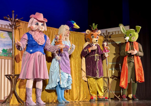 Bohaterowie przedstawienia w teatrze.