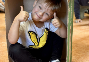 Chłopiec uśmiecha się z pudełka.