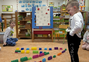 Chłopiec przechodzi tor.