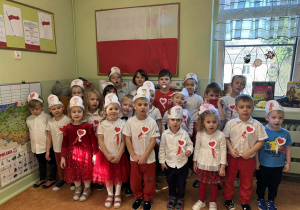 Zdjęcie grupowe z okazji Szkoła do hymnu.