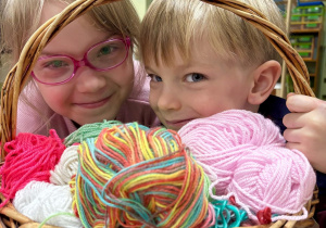 Dzieci pokazują wełnę.