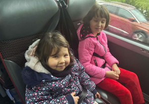 Dziewczynki w autokarze.