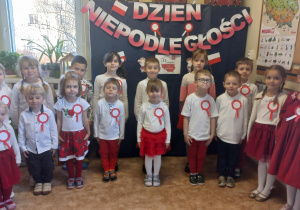 Dzieci śpiewają hymn Polski z okazji Dnia Niepodległości w ramach akcji ,,Szkoła do hymnu".