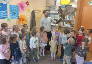 Dzieci uczestniczą w warsztatach z Sowami.