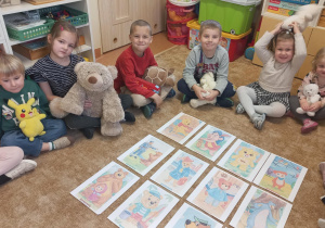 Dzieci poznają historię Pluszowego Misia.