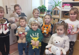 Przedszkolaki prezentują swoje misie.