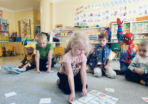 Dzieci poznają bohaterów bajek na podstawie ilustracji.