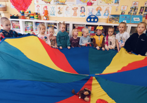 Dzieci biorą udział w zabawie z chustą animacyjną podczas dnia Postaci z bajek.