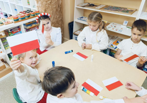 Prezentacja wykonanych przez dzieci flag Polski.