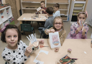 Ćwiczenia manualne – wycinanie i tworzenie fryzur.